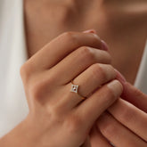 14 Ayar Altın Baget Taşlı Yüzük