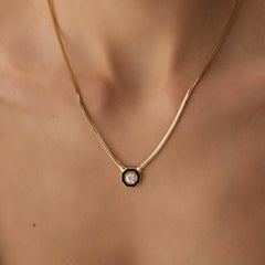 siyah-mineli-tektas-kolye