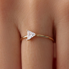 14_Ayar_Altin_Ucgen_Tasli_Yuzuk