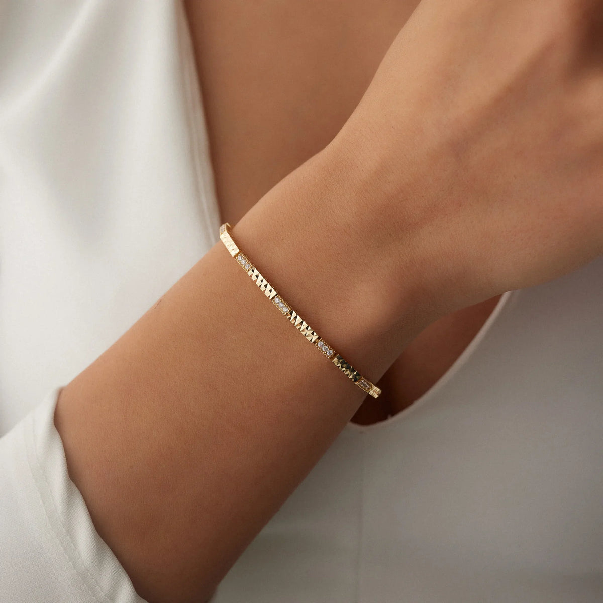 14 Ayar Altın Sıralı Taşlı & Kalemli Küp Bileklik