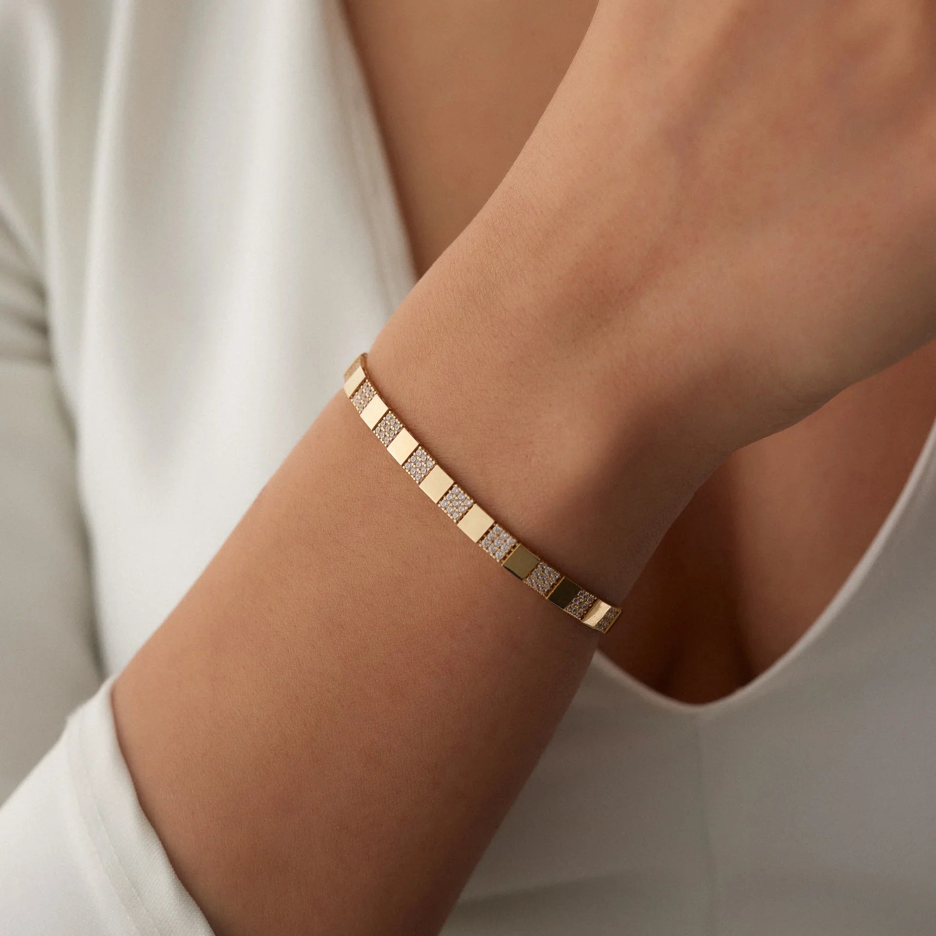 14 Ayar Altın Taşlı Küp Bileklik