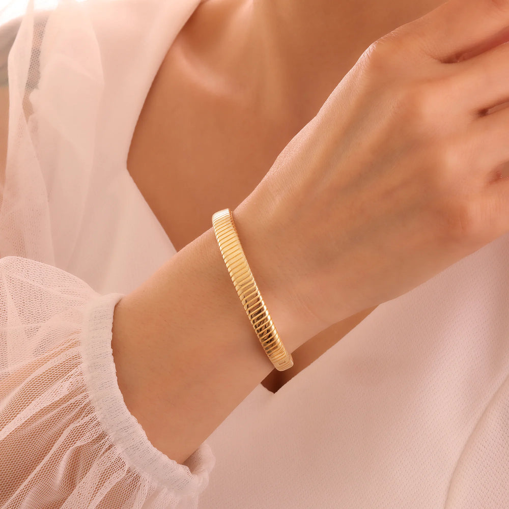 14 Ayar Altın Tırtıklı Kelepçe