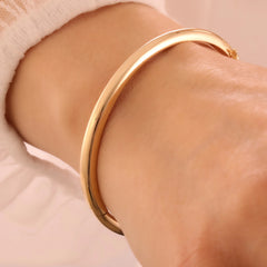 14 Ayar Altın Düz Oval Kelepçe