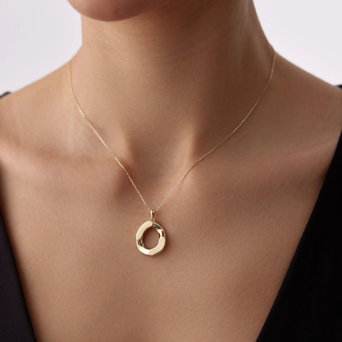 14 Ayar Altın Eğimli Halka Kolye