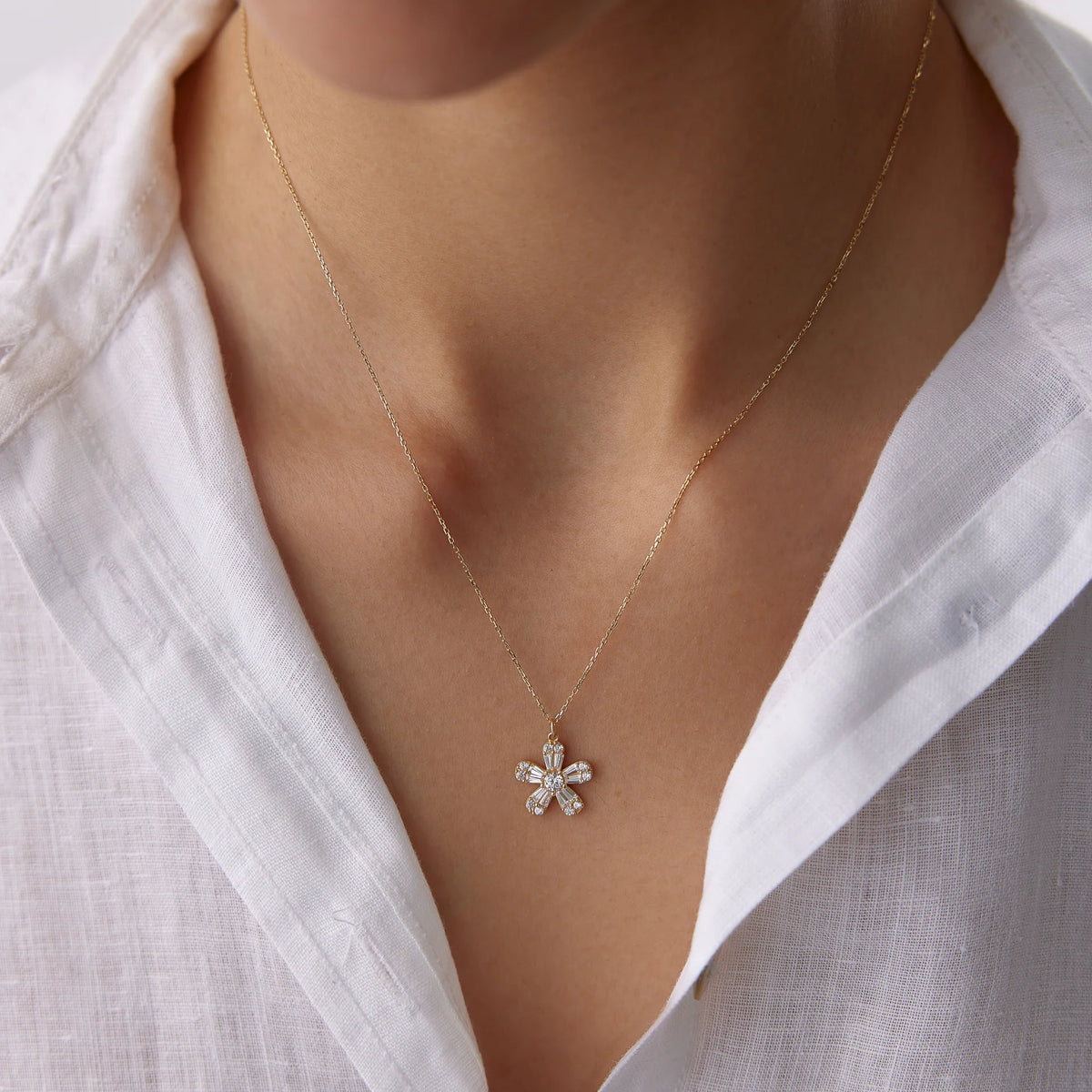 14 Ayar Altın Taşlı Çiçek Kolye