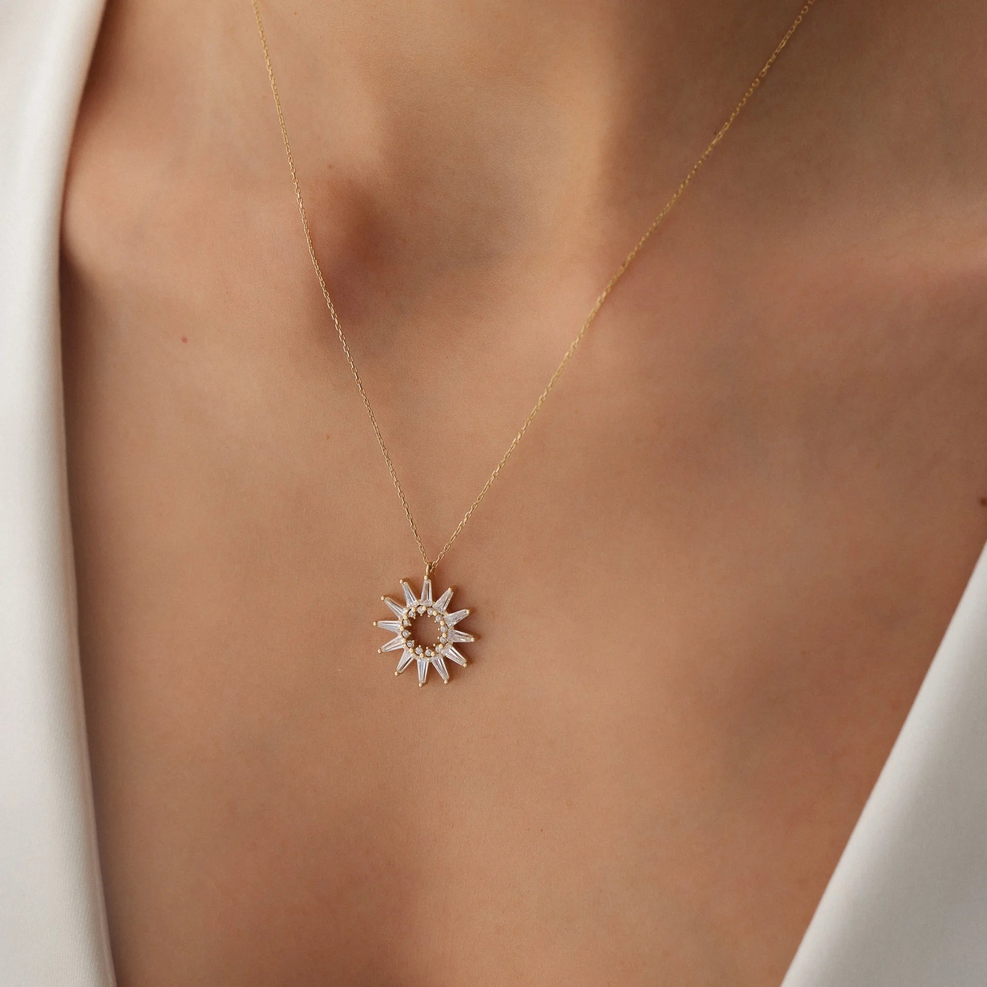 14 Ayar Altın Baget Taşlı Güneş Kolye