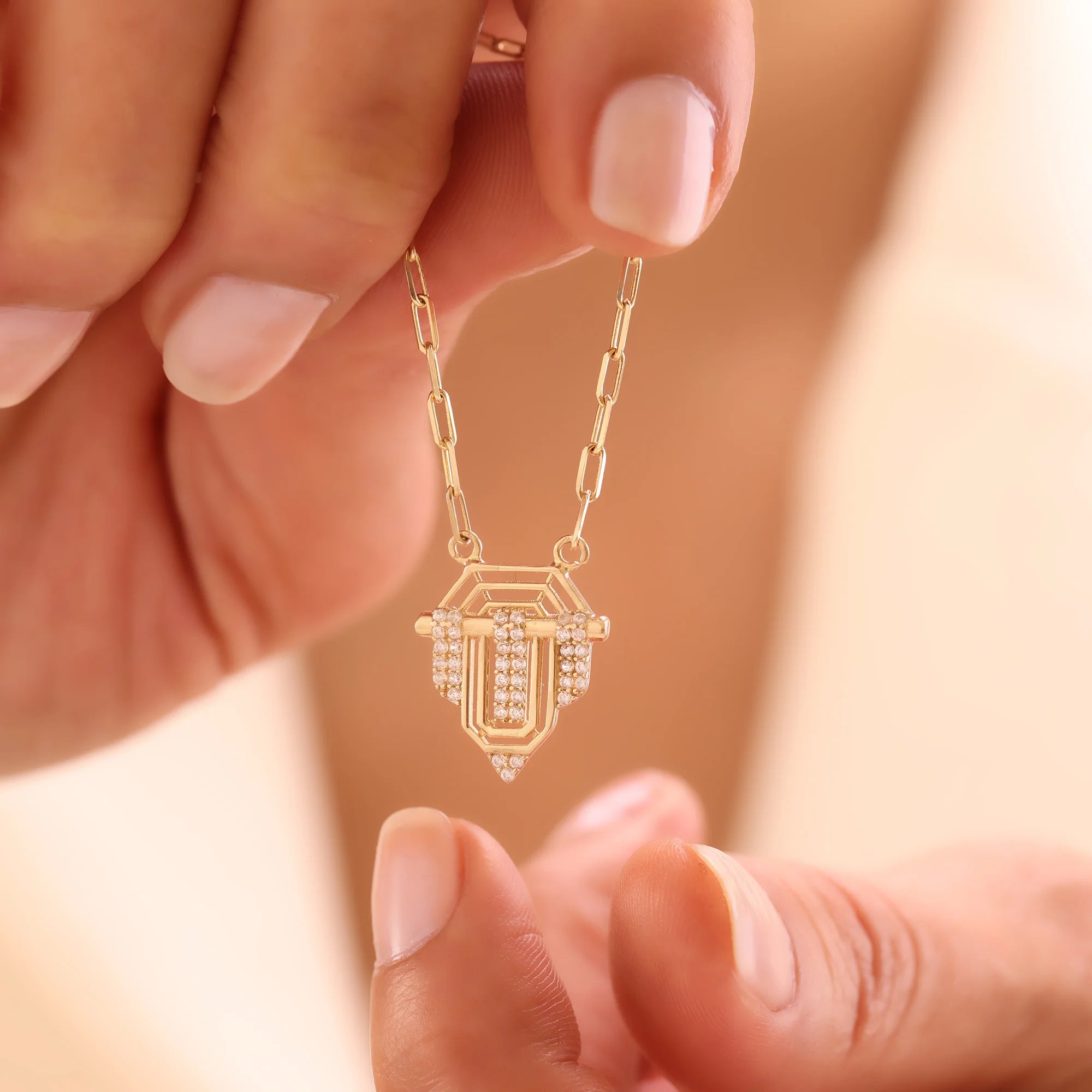 14 Ayar Altın Üçgen Figürlü Kolye