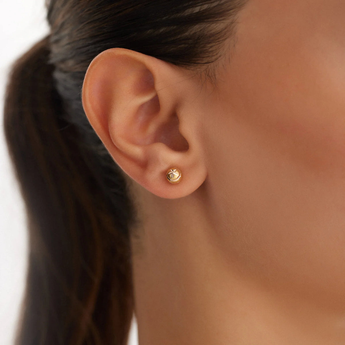 14 Ayar Altın Çiçek Desen Top Küpe