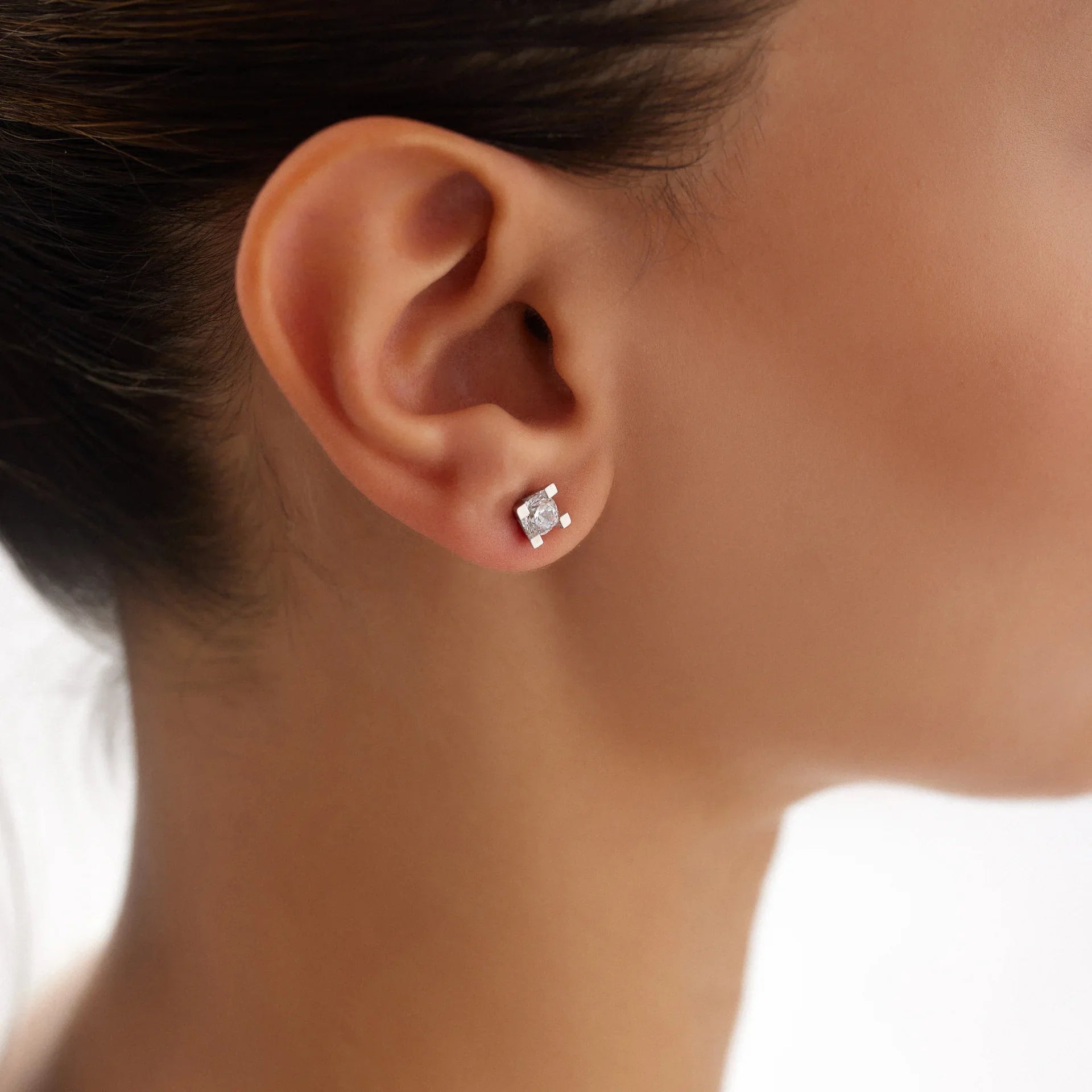 14 Ayar Altın Dört Tırnaklı Tektaş Küpe