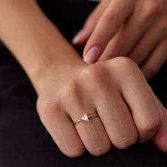 14 Ayar Altın Üçgen Tektaş Yüzük