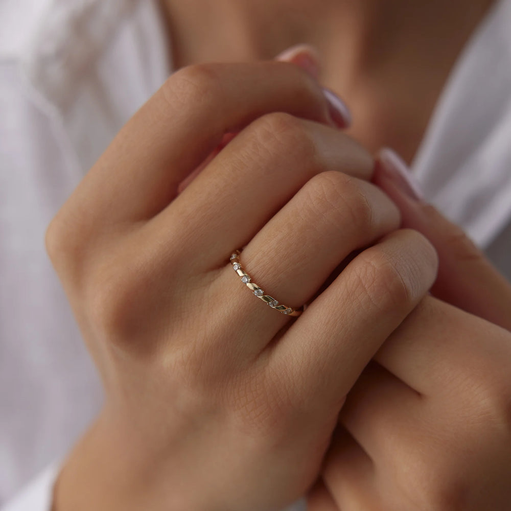 14 Ayar Altın Taşlı Sarmal Yüzük