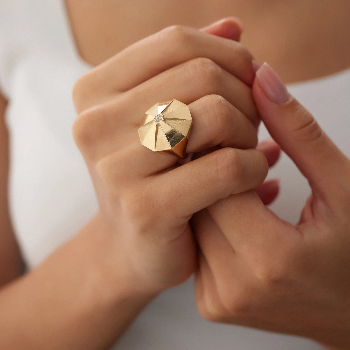 14 Ayar Altın Çiçek Desen Şövalye Yüzük