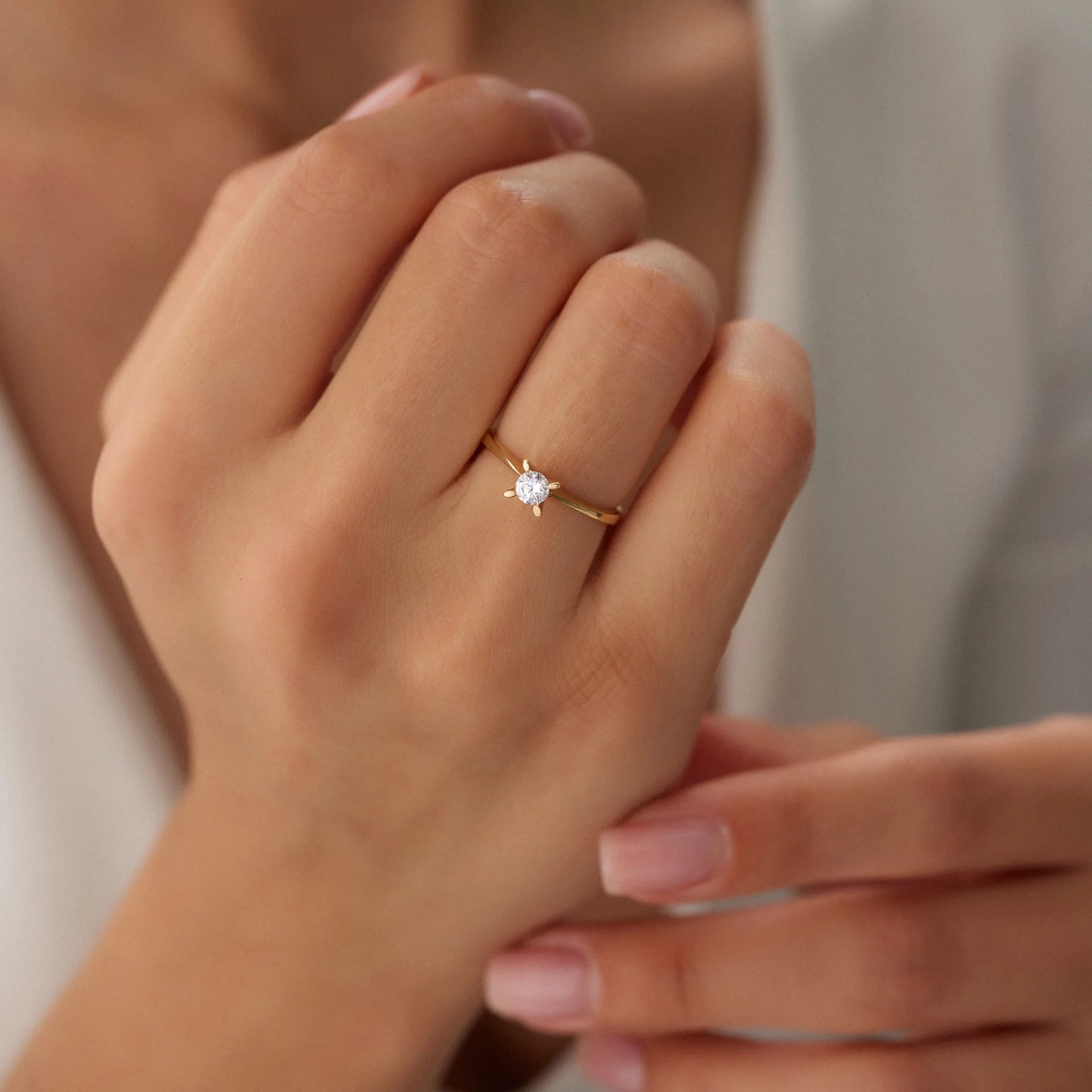 14 Ayar Altın Dört Tırnak Tektaş Yüzük