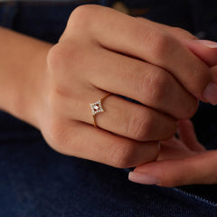 14 Ayar Altın Baget Taşlı Yüzük