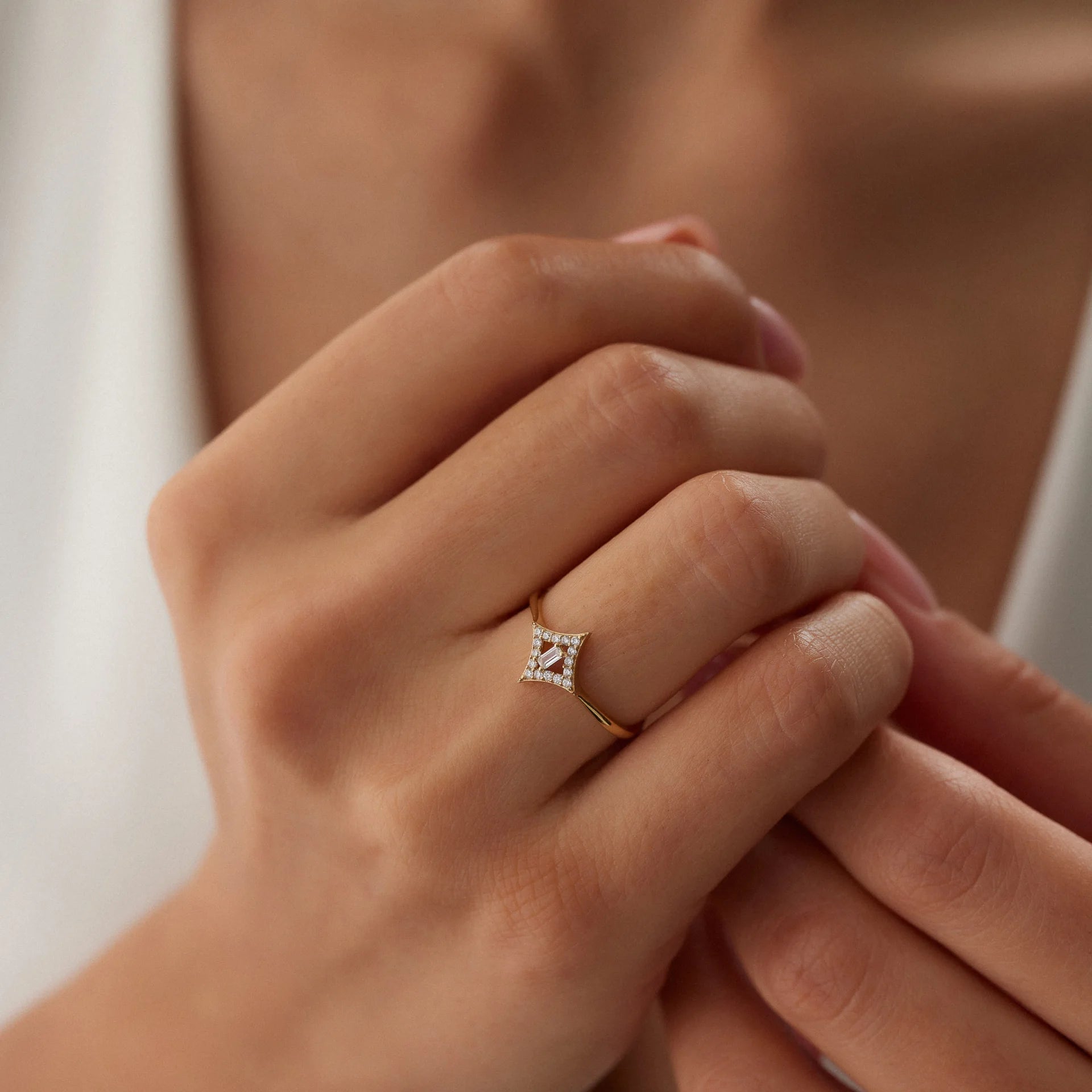 14 Ayar Altın Baget Taşlı Yüzük