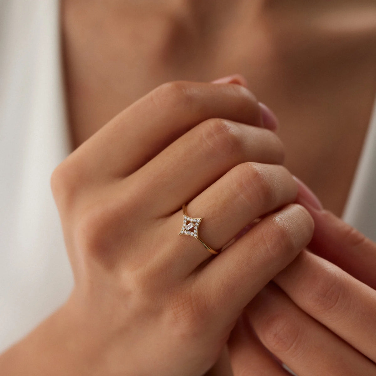 14 Ayar Altın Baget Taşlı Yüzük