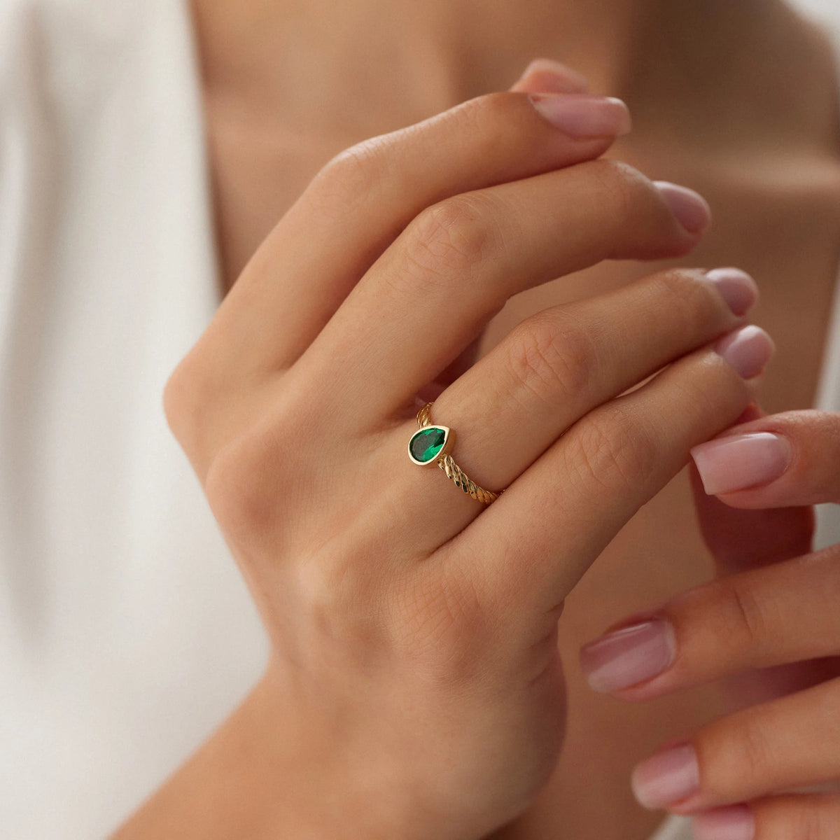 14 Ayar Altın Yeşil Taşlı Damla Yüzük