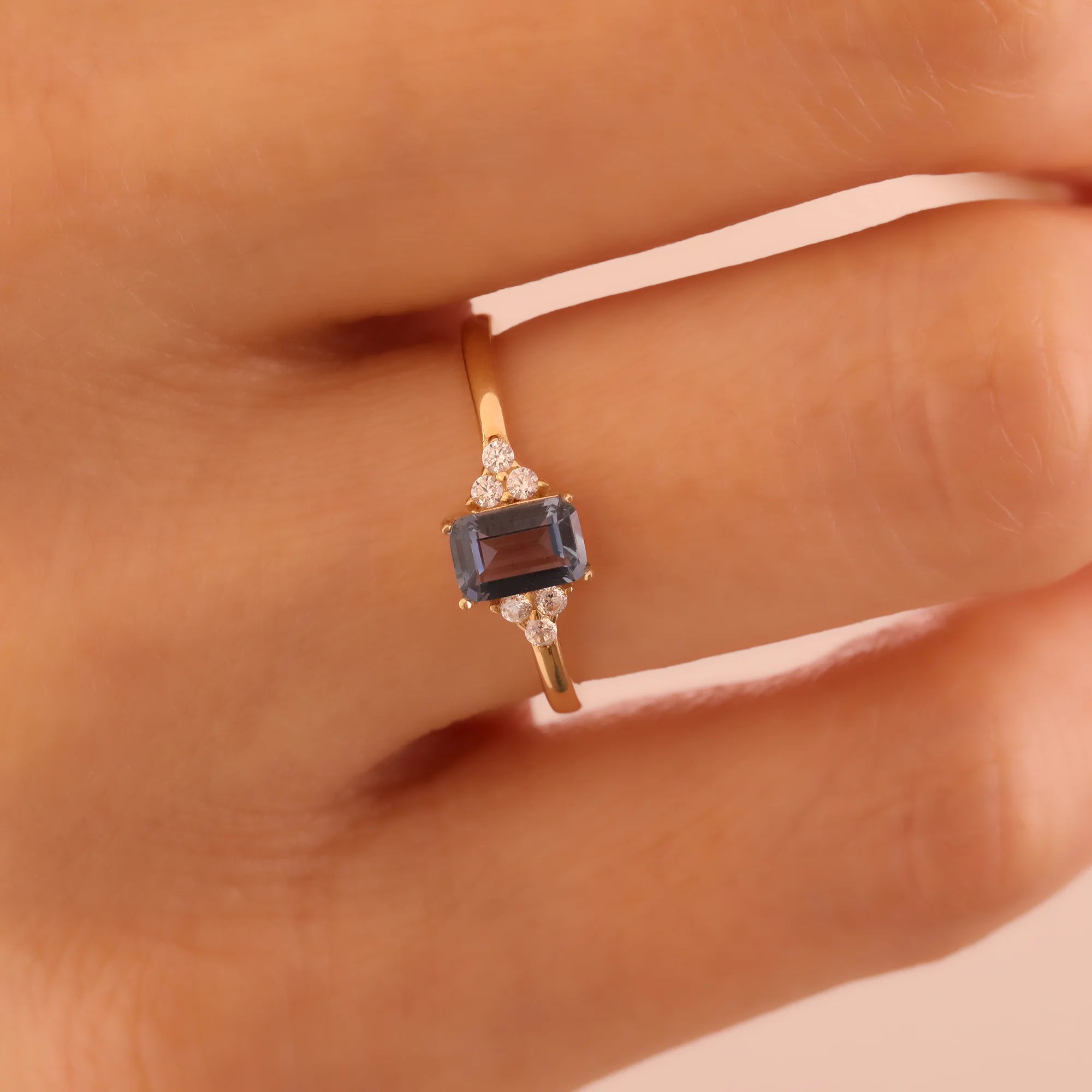 14 Ayar Altın Mavi Taşlı Baget Yüzük