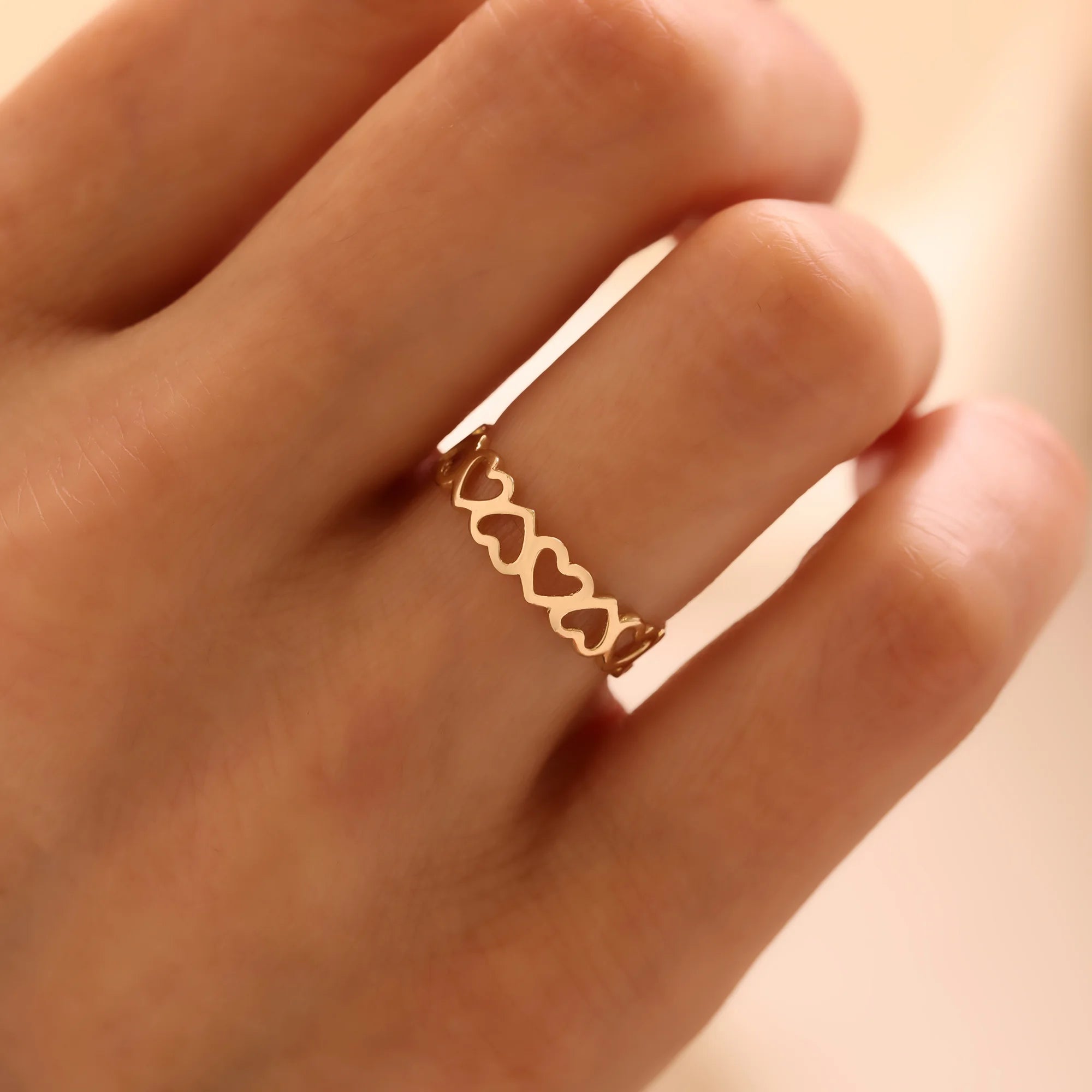 14 Ayar Altın Sıralı Kalp Yüzük